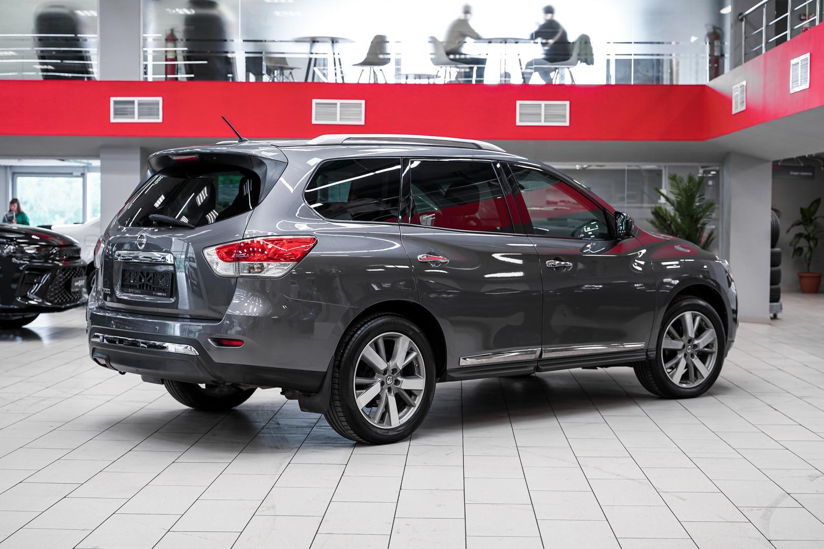 Nissan Pathfinder 2015, серый, ДЦ Орехово