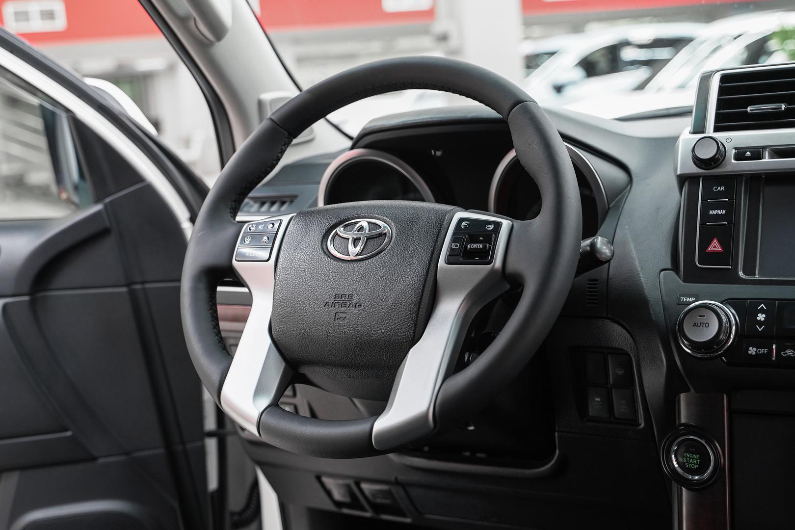 Toyota Land Cruiser Prado 2017, белый, ДЦ Орехово