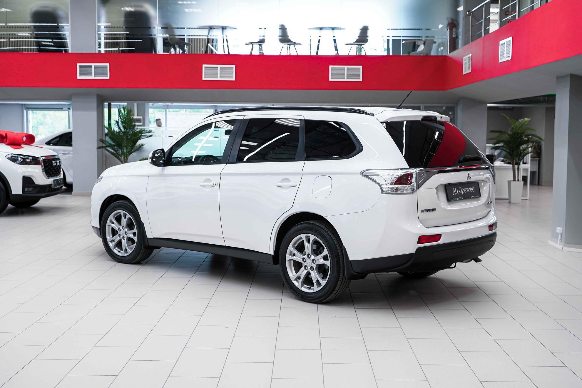 Mitsubishi Outlander 2014, белый, ДЦ Орехово