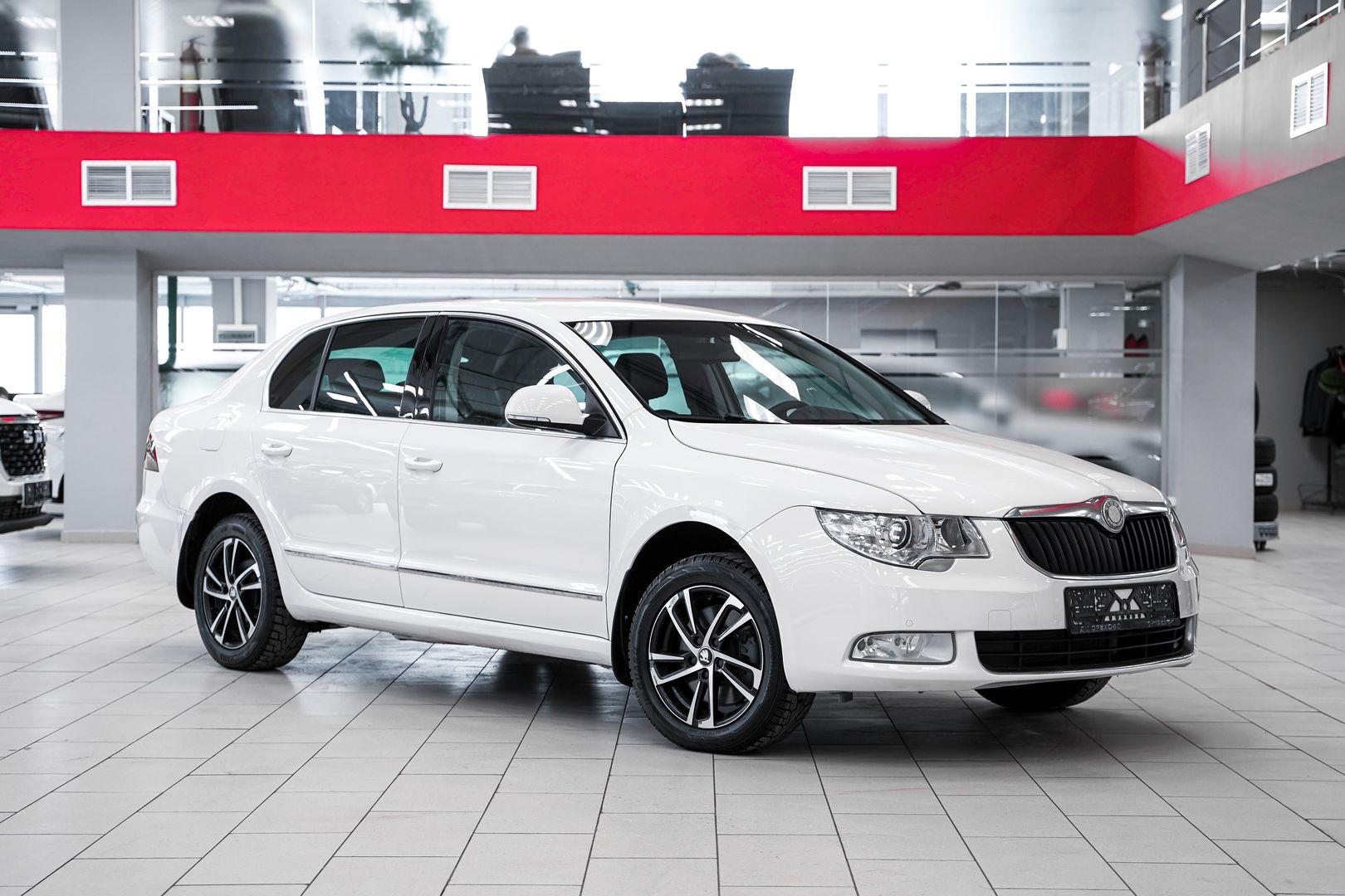 Skoda Superb 2011, белый, ДЦ Орехово