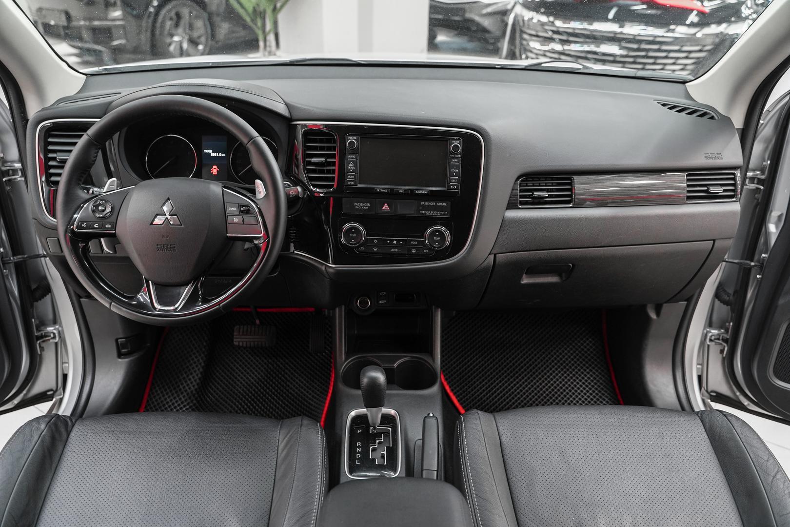 Mitsubishi Outlander 2015, серебряный, ДЦ Орехово