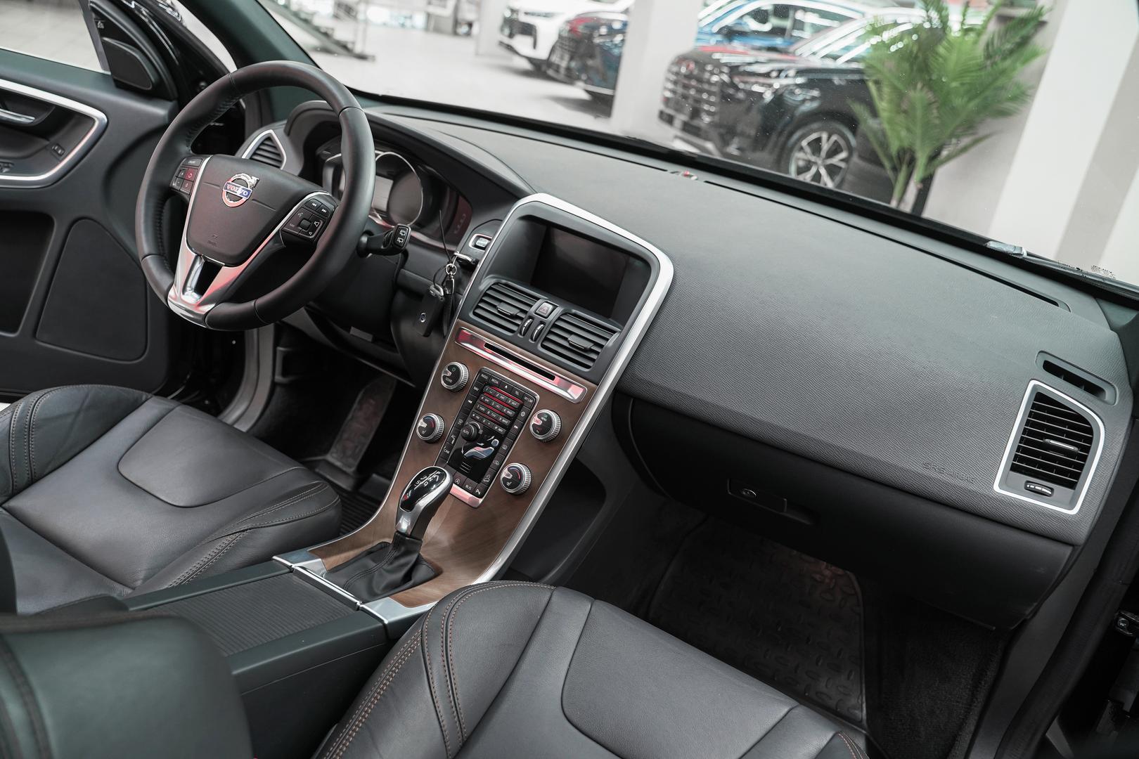 Volvo XC60 2016, черный, ДЦ Орехово