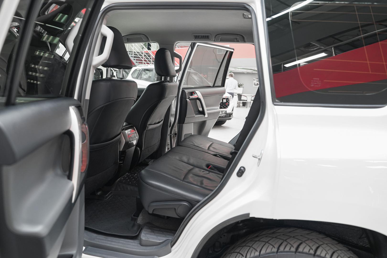 Toyota Land Cruiser Prado 2011, белый, ДЦ Орехово