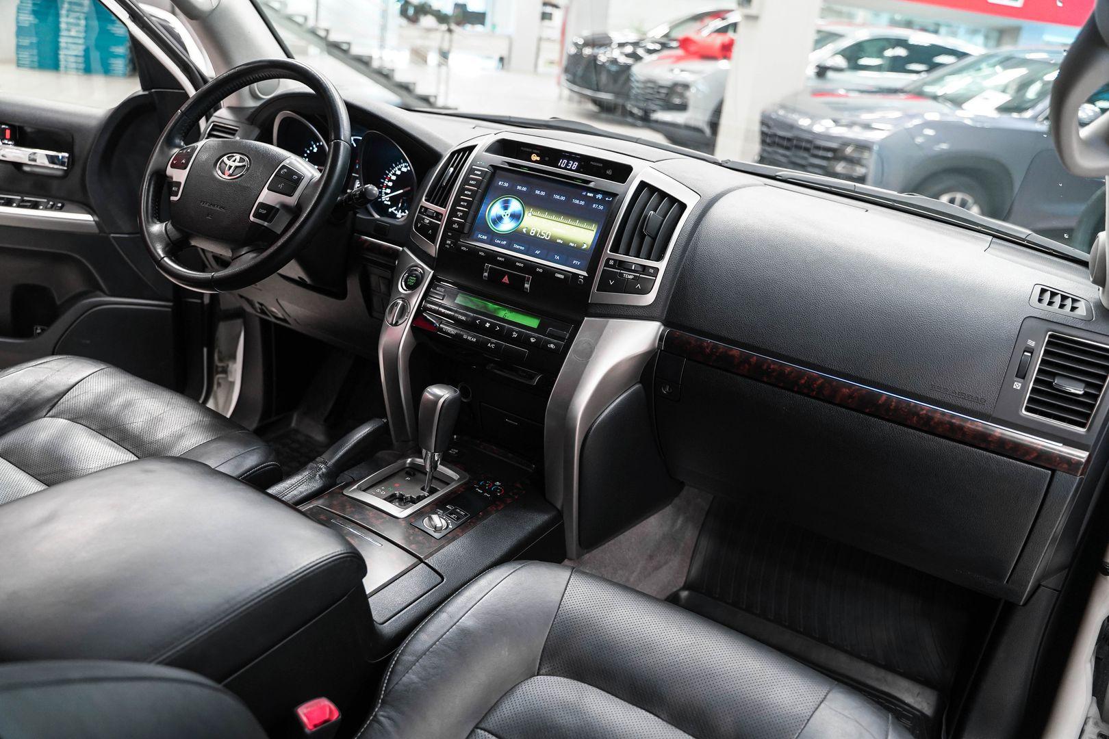 Toyota Land Cruiser 2014, белый, ДЦ Орехово