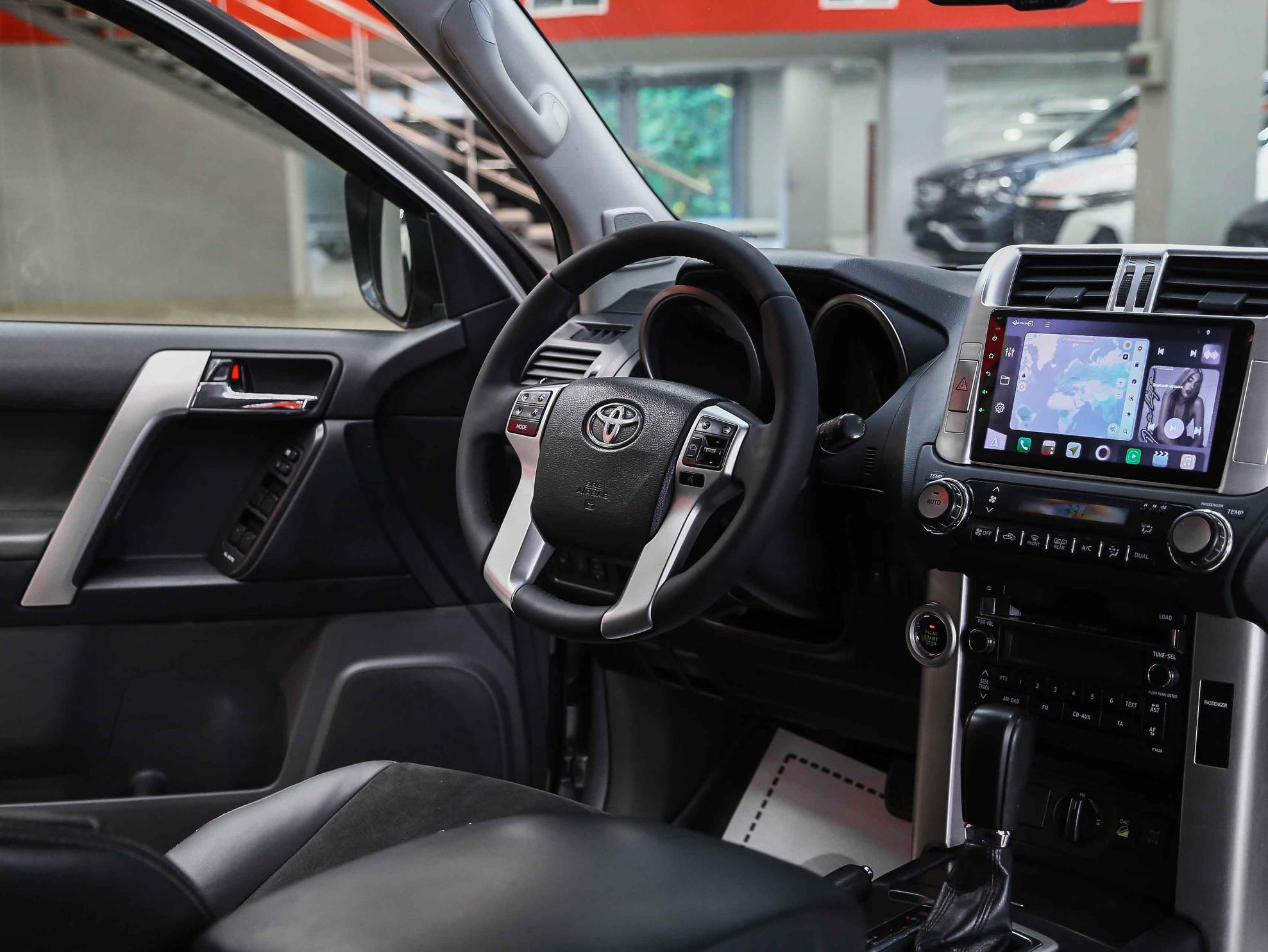 Toyota Land Cruiser Prado 2011, серебряный, ДЦ Орехово