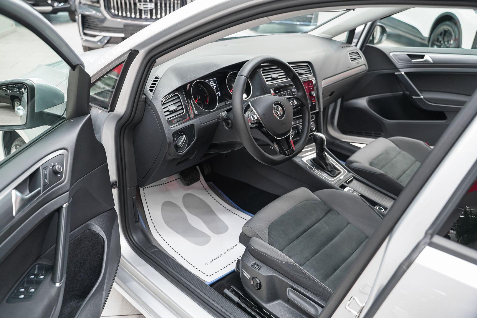 Volkswagen Golf 2019, серый, ДЦ Орехово