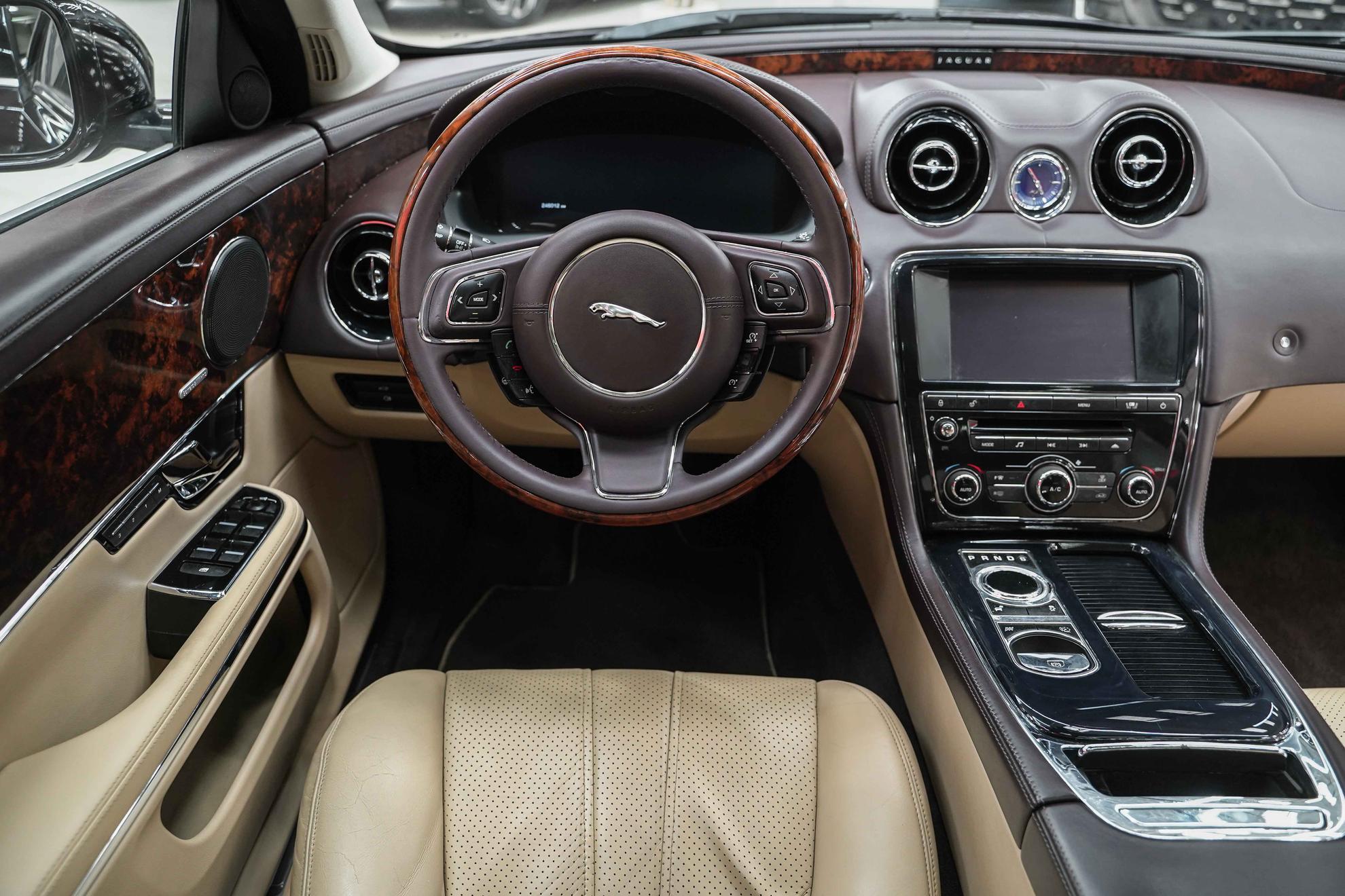 Jaguar XJ 2011, коричневый, ДЦ Орехово