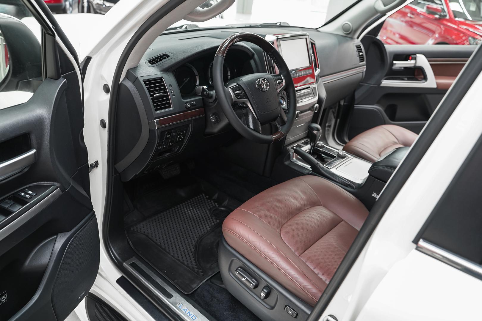 Toyota Land Cruiser 2016, белый, ДЦ Орехово