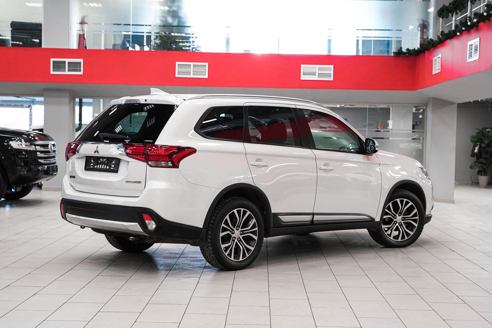 Mitsubishi Outlander 2018, белый, ДЦ Орехово