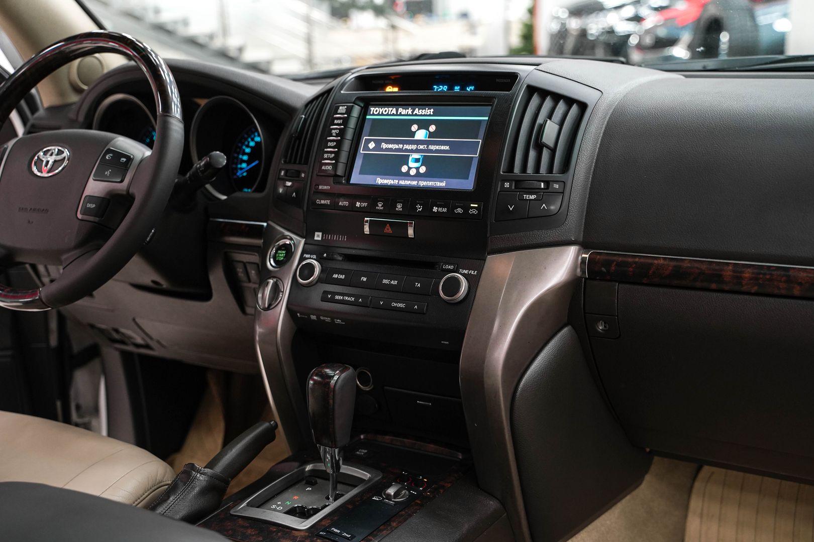 Toyota Land Cruiser 2011, белый, ДЦ Орехово