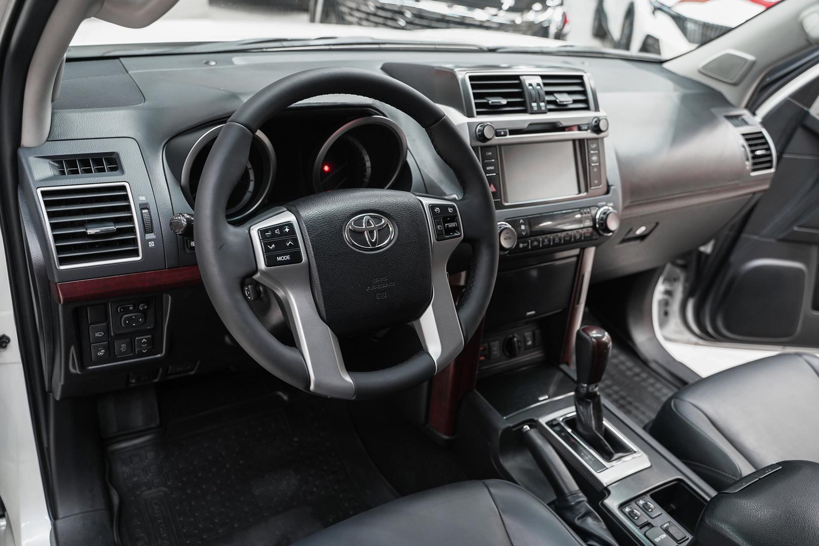 Toyota Land Cruiser Prado 2017, белый, ДЦ Орехово