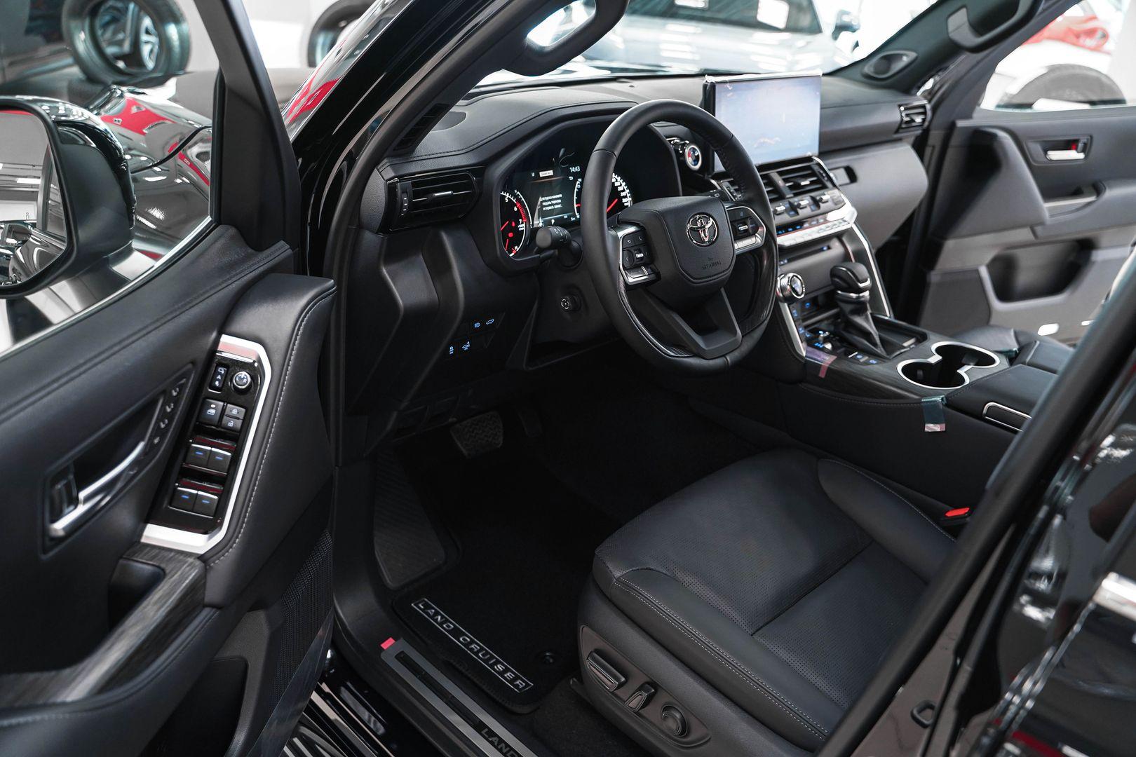 Toyota Land Cruiser 2024, черный, ДЦ Орехово