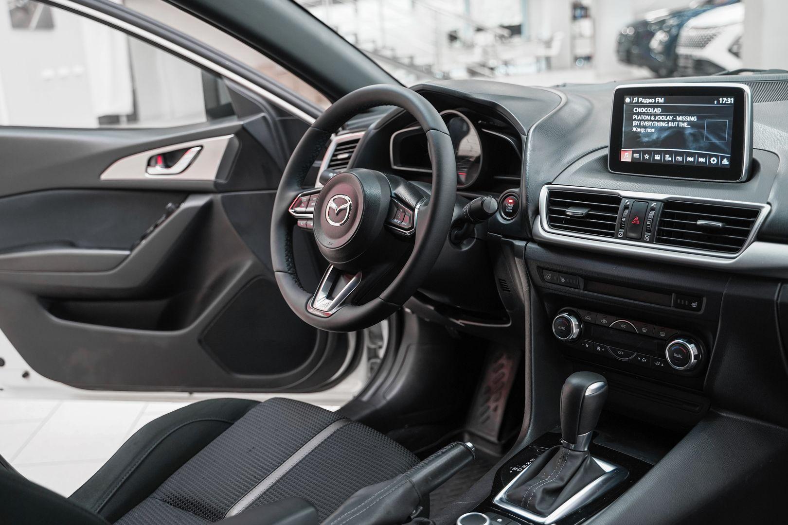 Mazda 3 2018, белый, ДЦ Орехово
