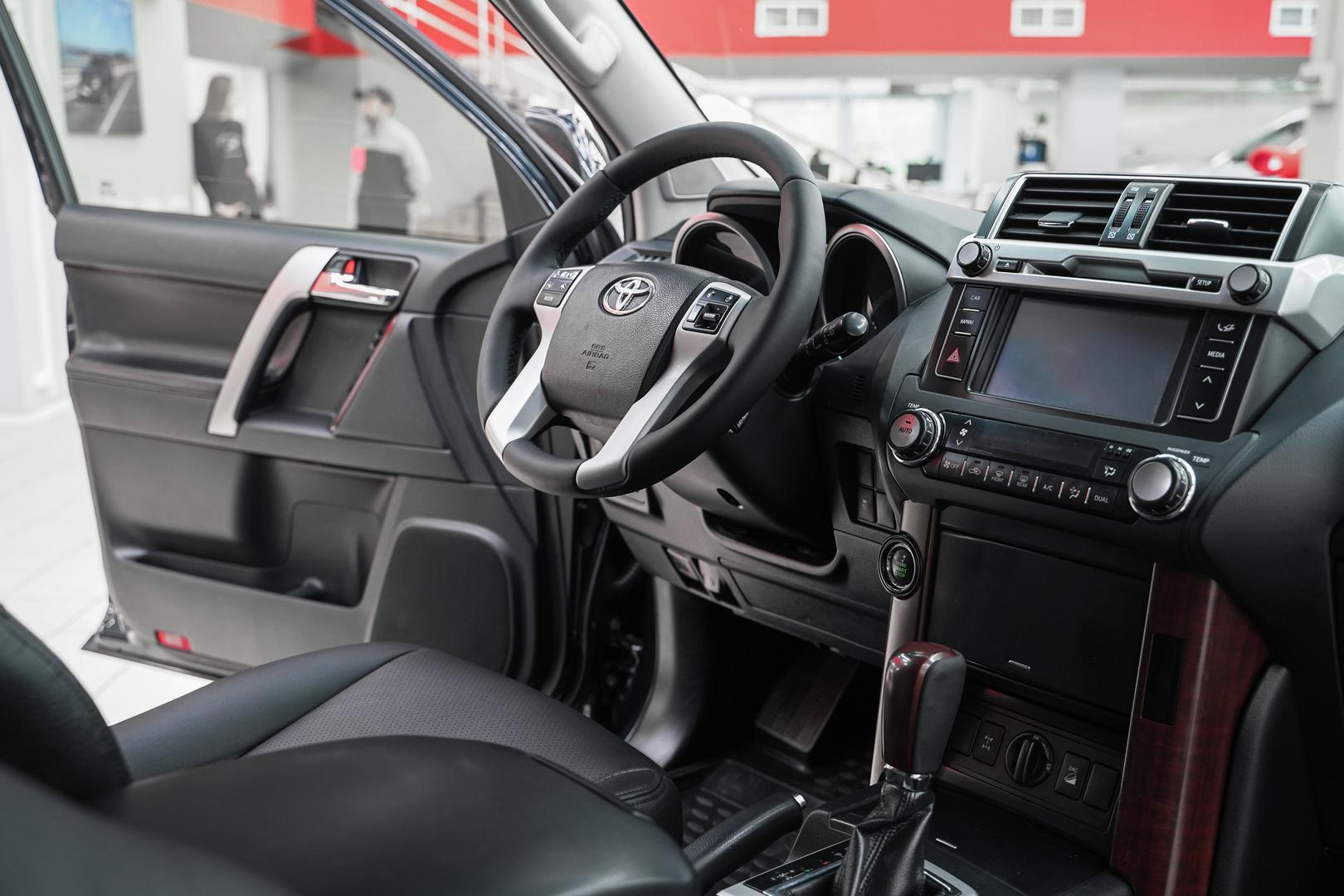 Toyota Land Cruiser Prado 2014, серый, ДЦ Орехово