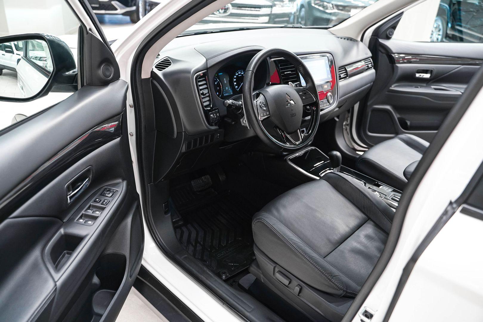 Mitsubishi Outlander 2018, белый, ДЦ Орехово