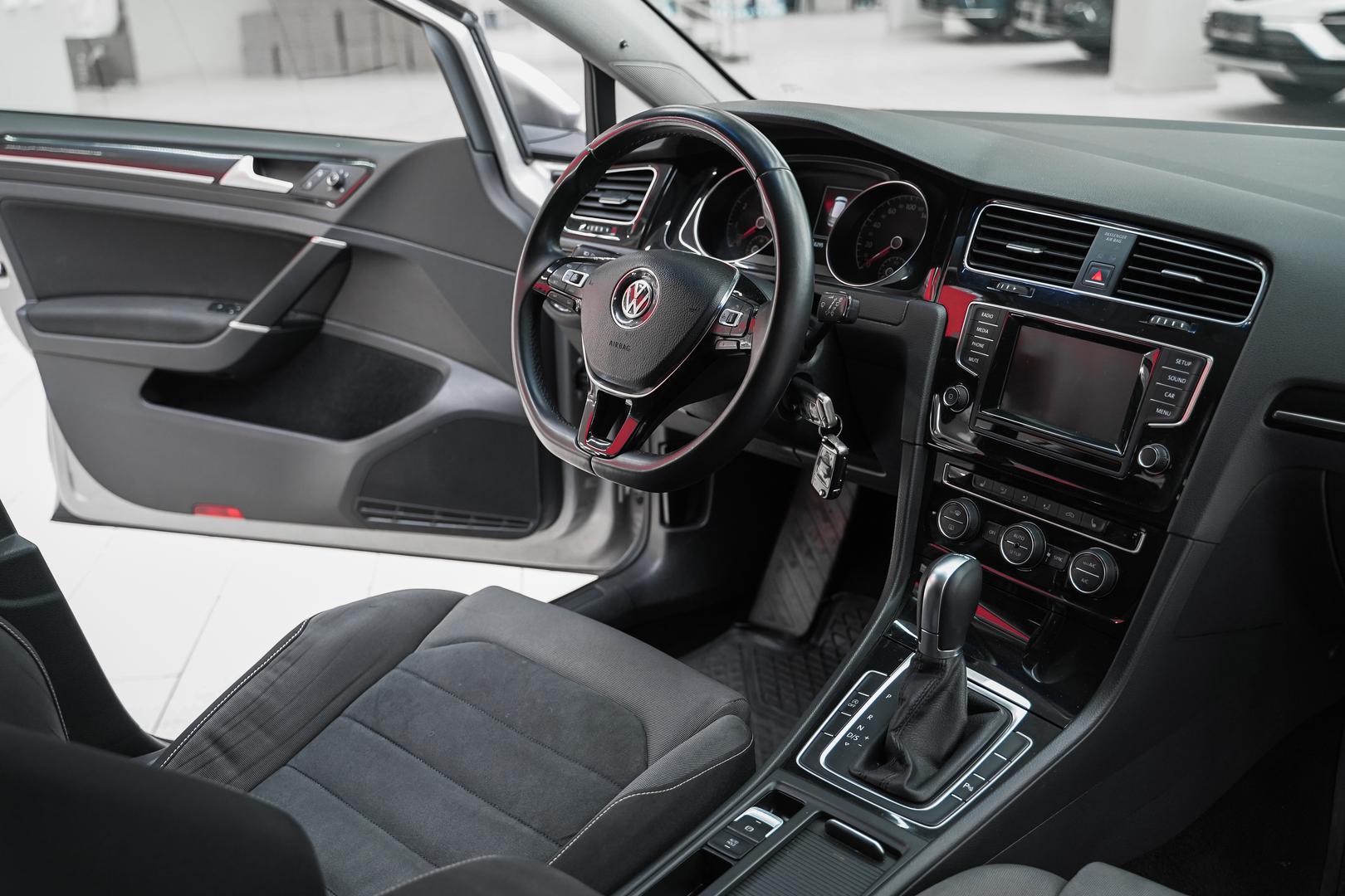 Volkswagen Golf 2014, серый, ДЦ Орехово
