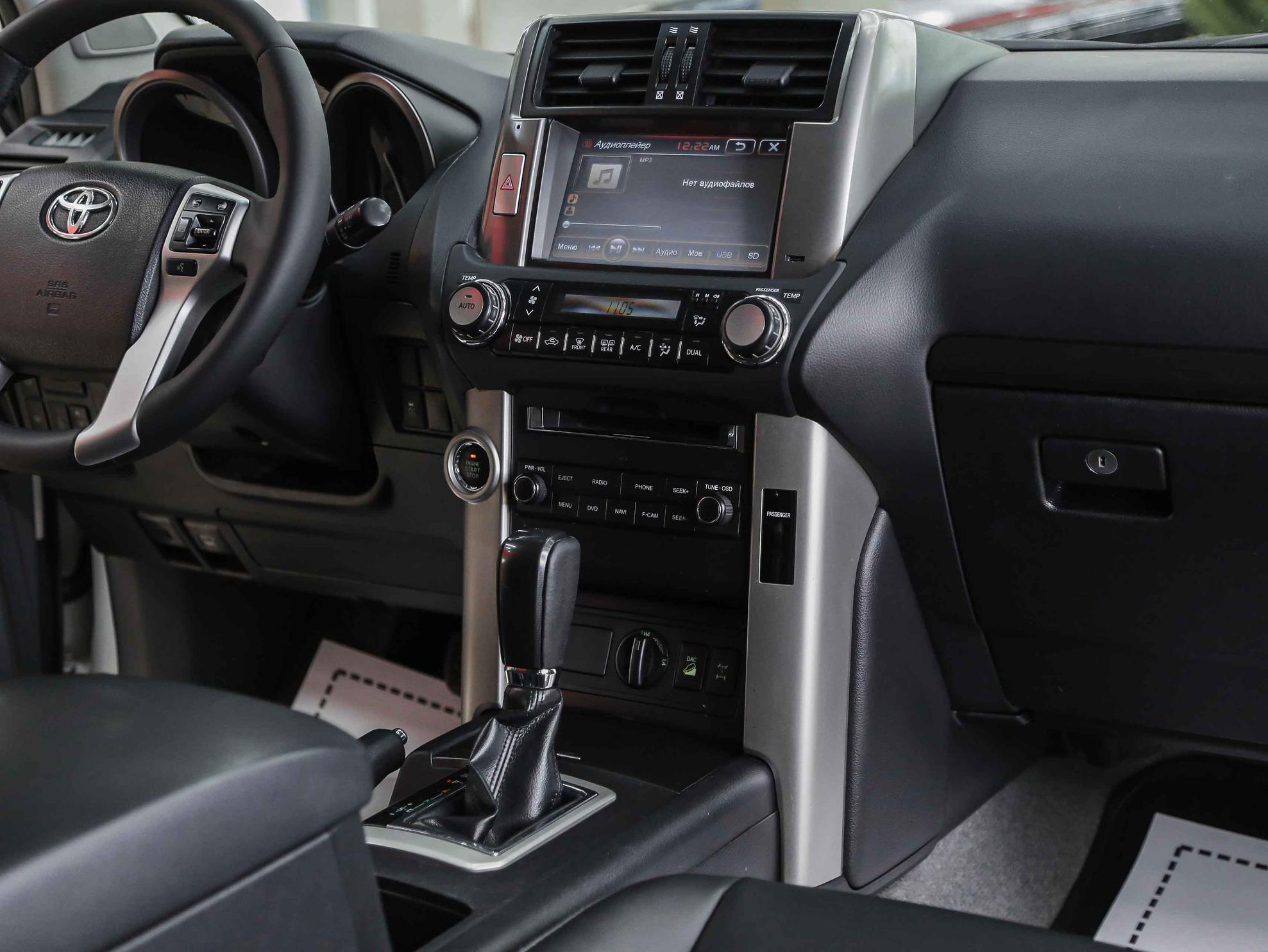 Toyota Land Cruiser Prado 2013, белый, ДЦ Орехово
