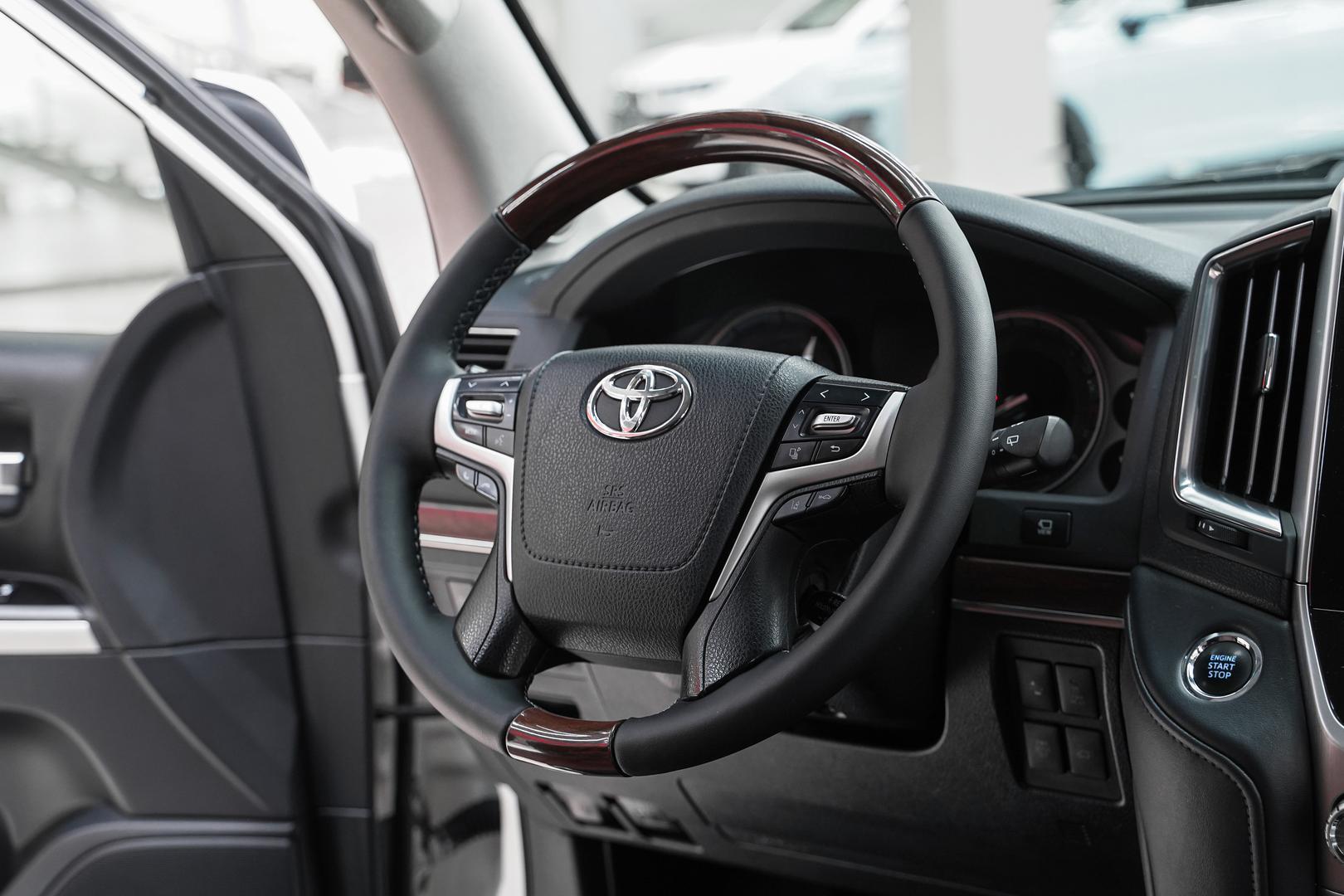Toyota Land Cruiser 2016, белый, ДЦ Орехово