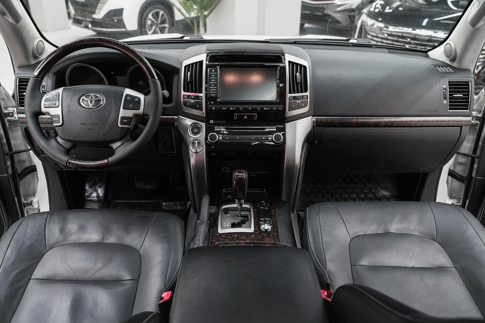 Toyota Land Cruiser 2014, белый, ДЦ Орехово