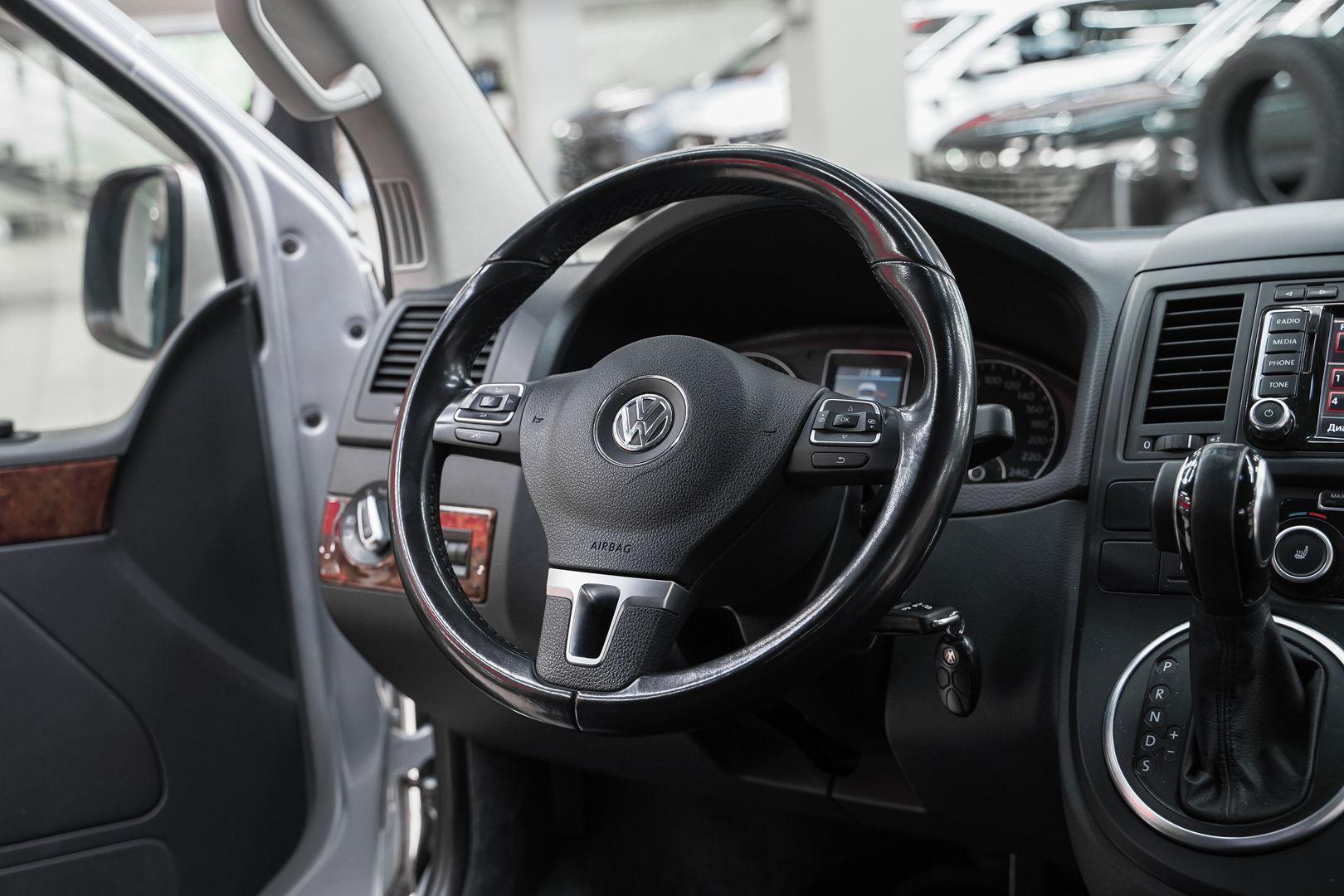 Volkswagen Multivan 2012, серебряный, ДЦ Орехово