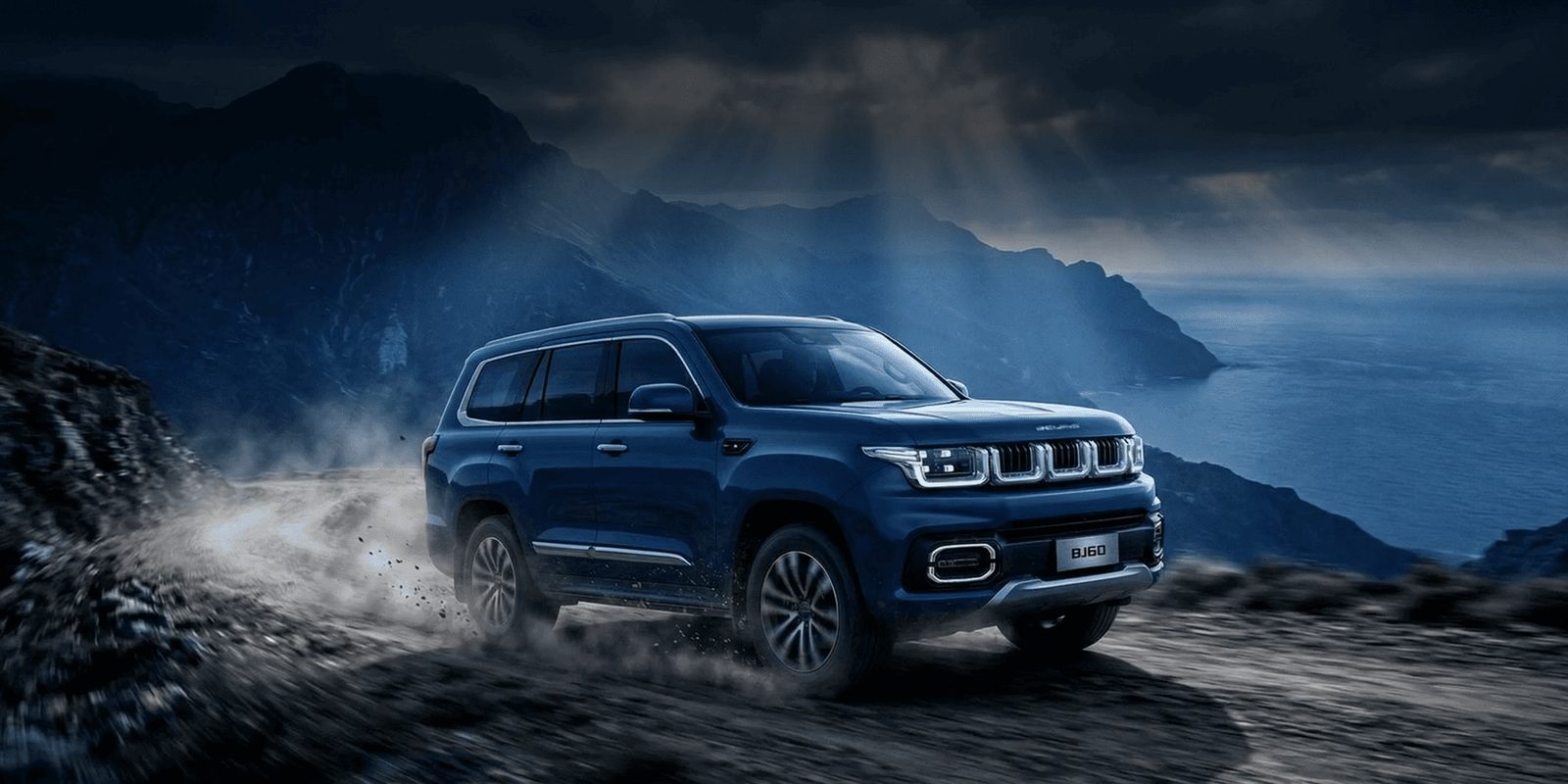 BAIC BJ60 в горах на фоне моря, ночная съёмка