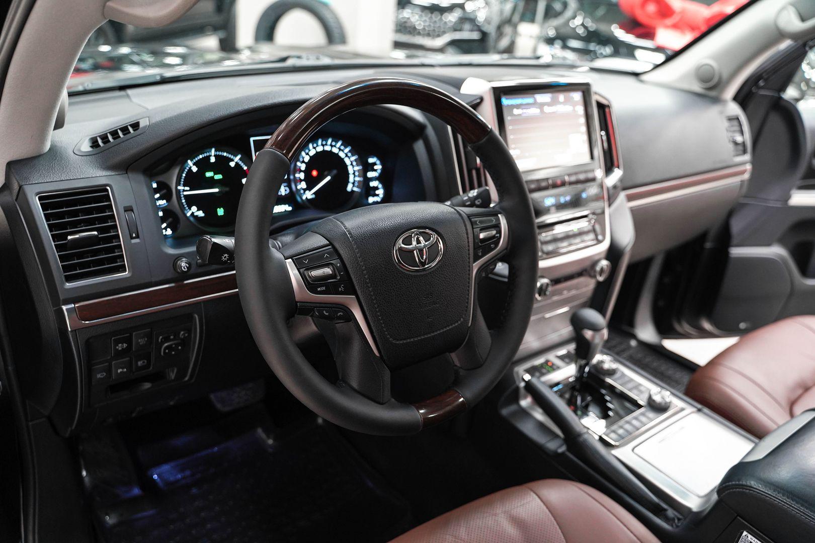 Toyota Land Cruiser 2017, черный, ДЦ Орехово
