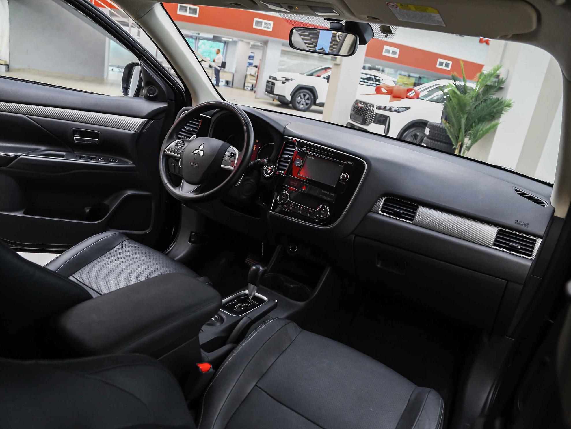 Mitsubishi Outlander 2013, черный, ДЦ Орехово