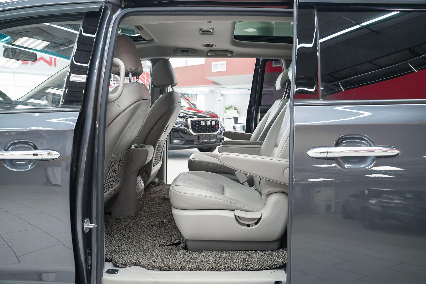 Kia Carnival 2016, серый, ДЦ Орехово