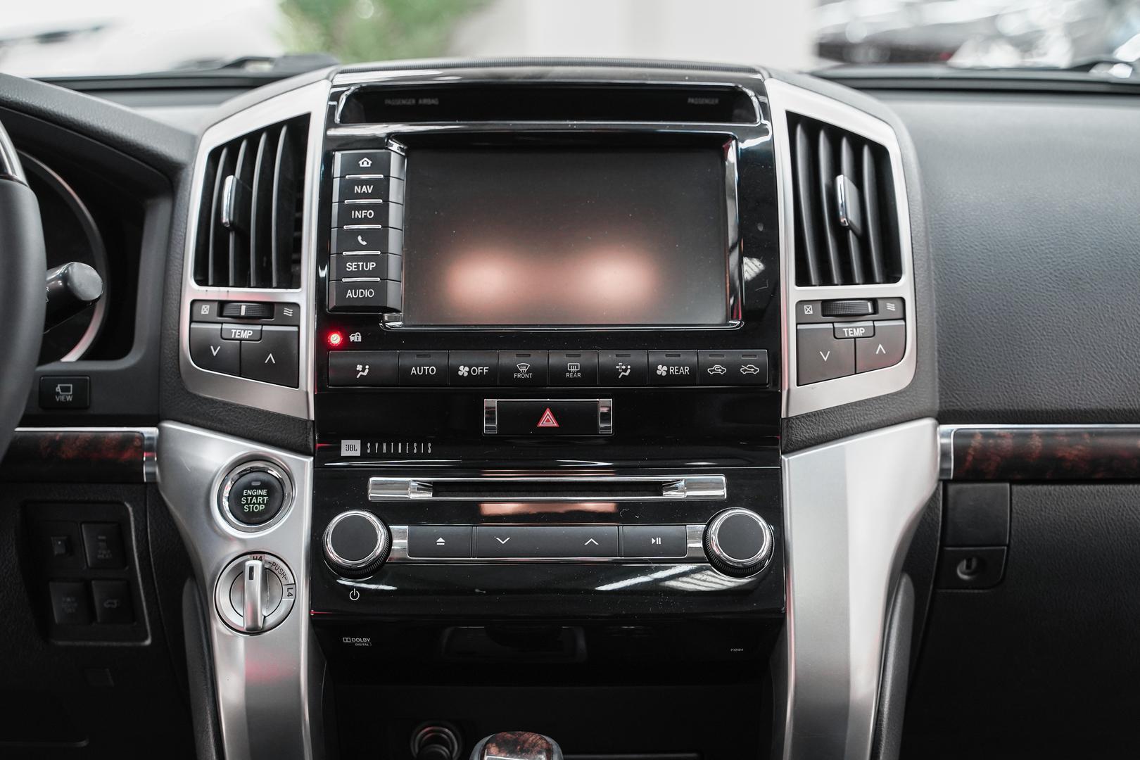 Toyota Land Cruiser 2014, белый, ДЦ Орехово