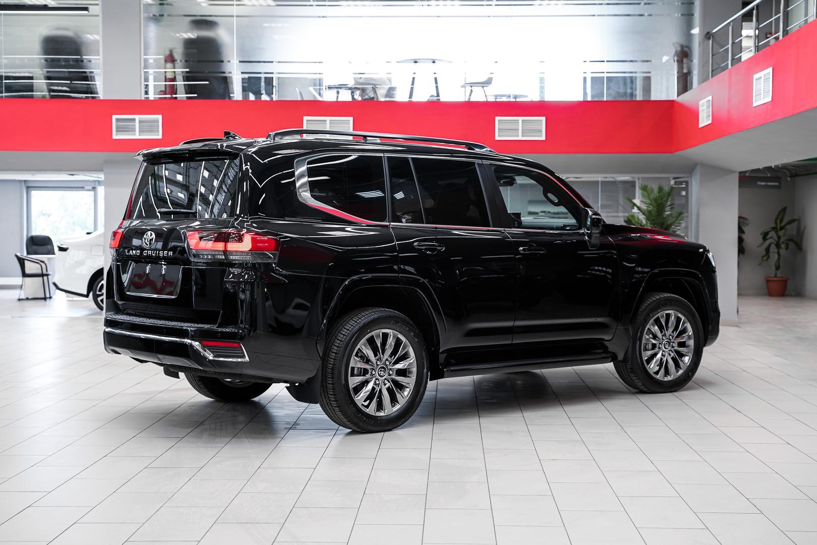Toyota Land Cruiser 2024, черный, ДЦ Орехово