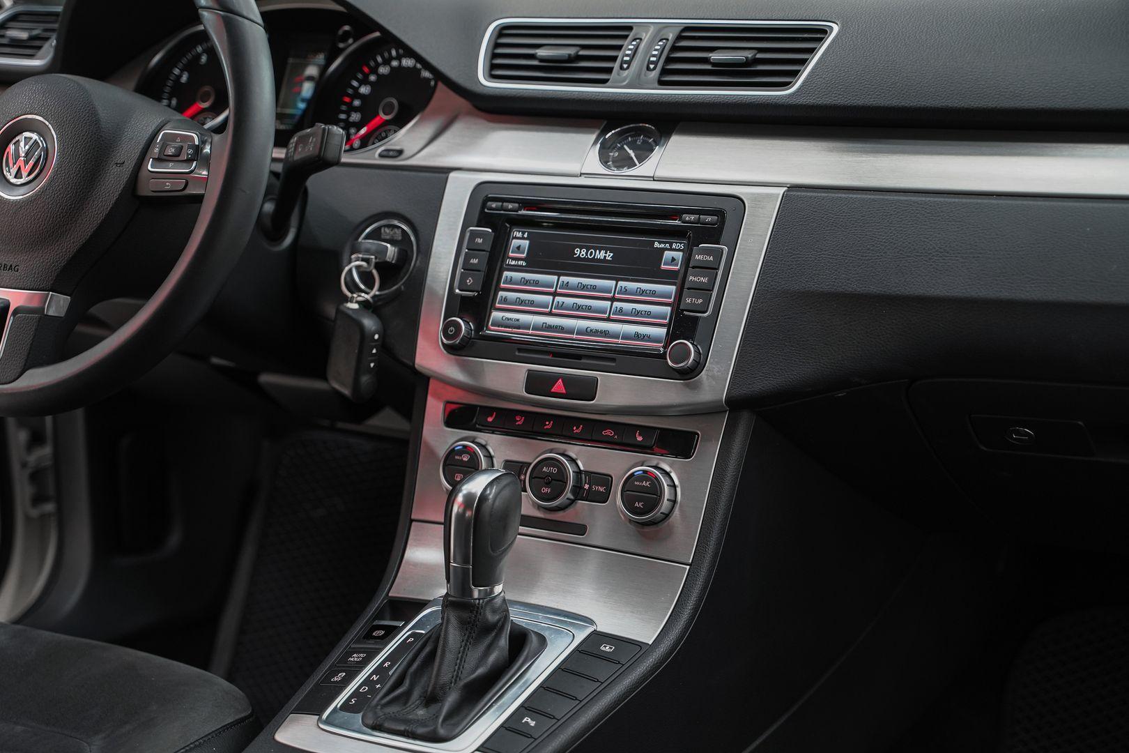 Volkswagen Passat 2013, белый, ДЦ Орехово