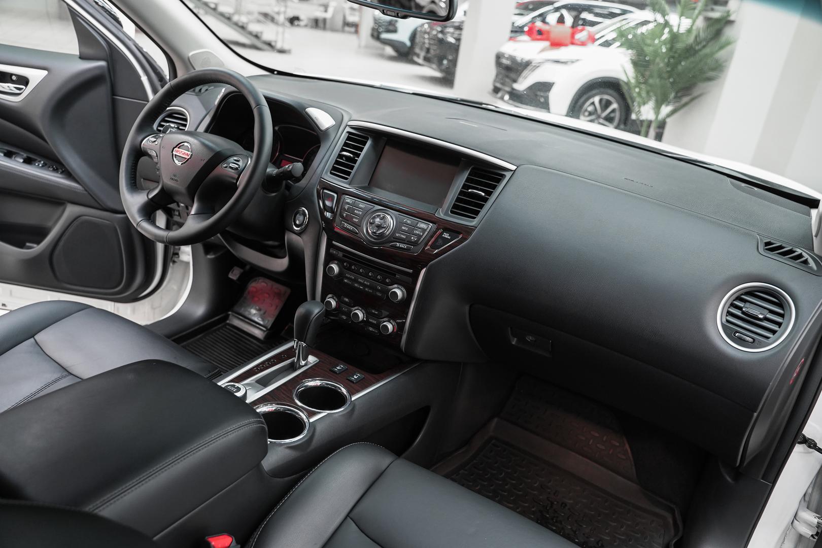 Nissan Pathfinder 2015, белый, ДЦ Орехово