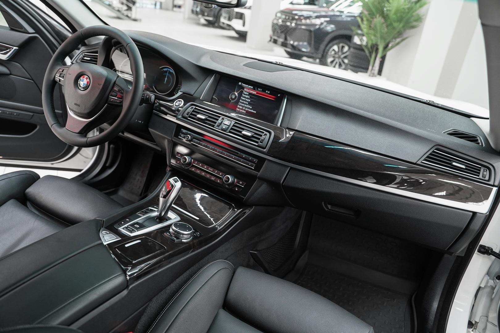 BMW 5 серии 2015, белый, ДЦ Орехово