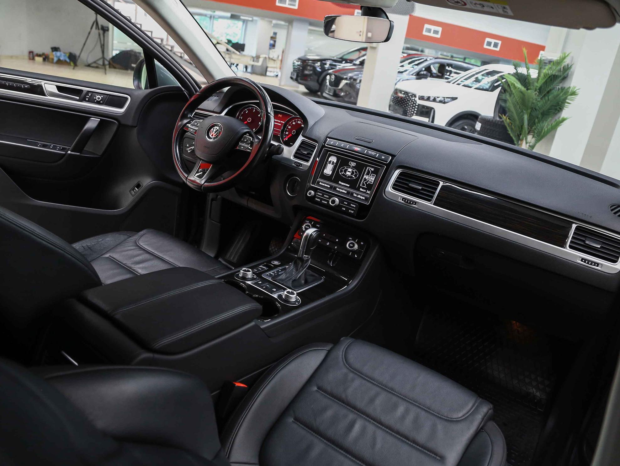 Volkswagen Touareg 2017, серый, ДЦ Орехово