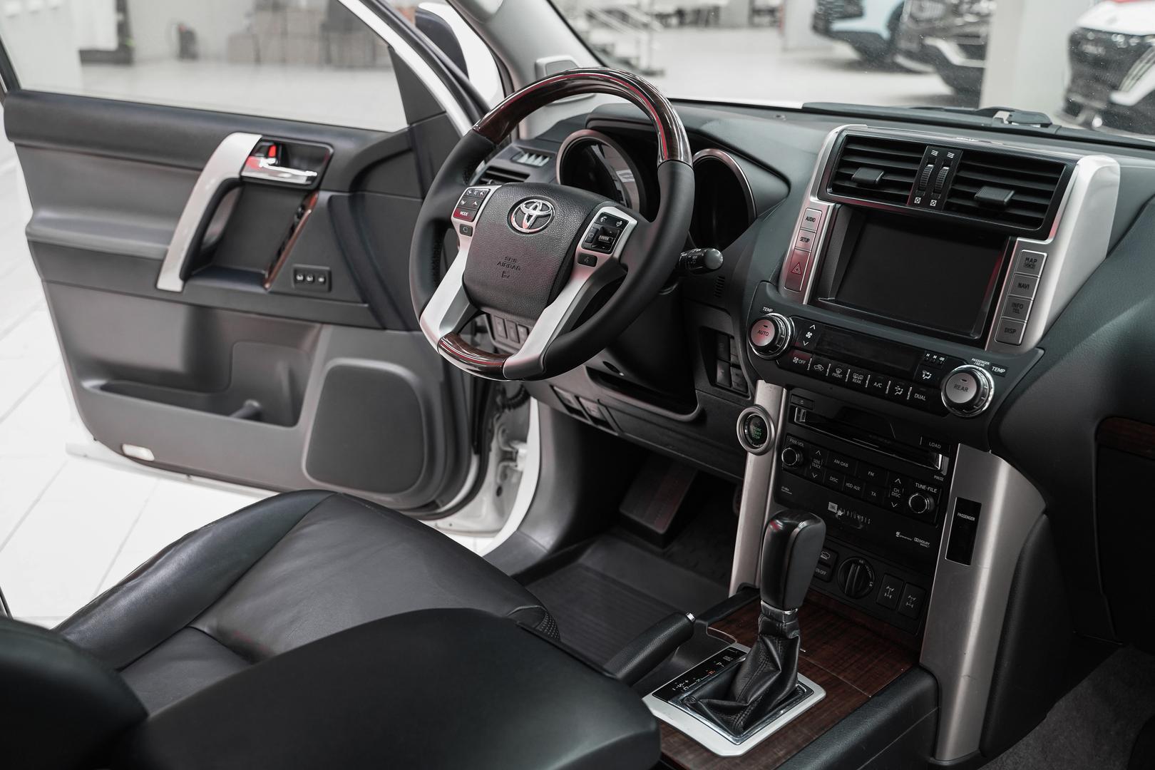 Toyota Land Cruiser Prado 2011, белый, ДЦ Орехово