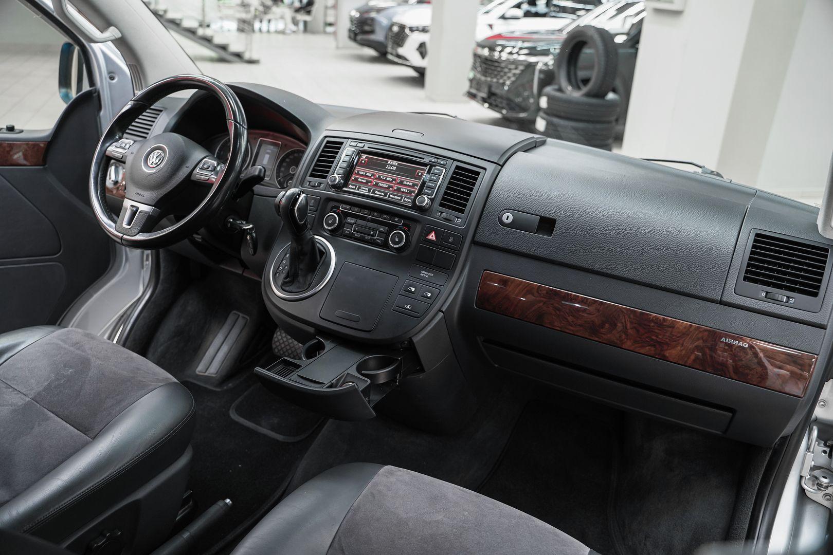 Volkswagen Multivan 2012, серебряный, ДЦ Орехово