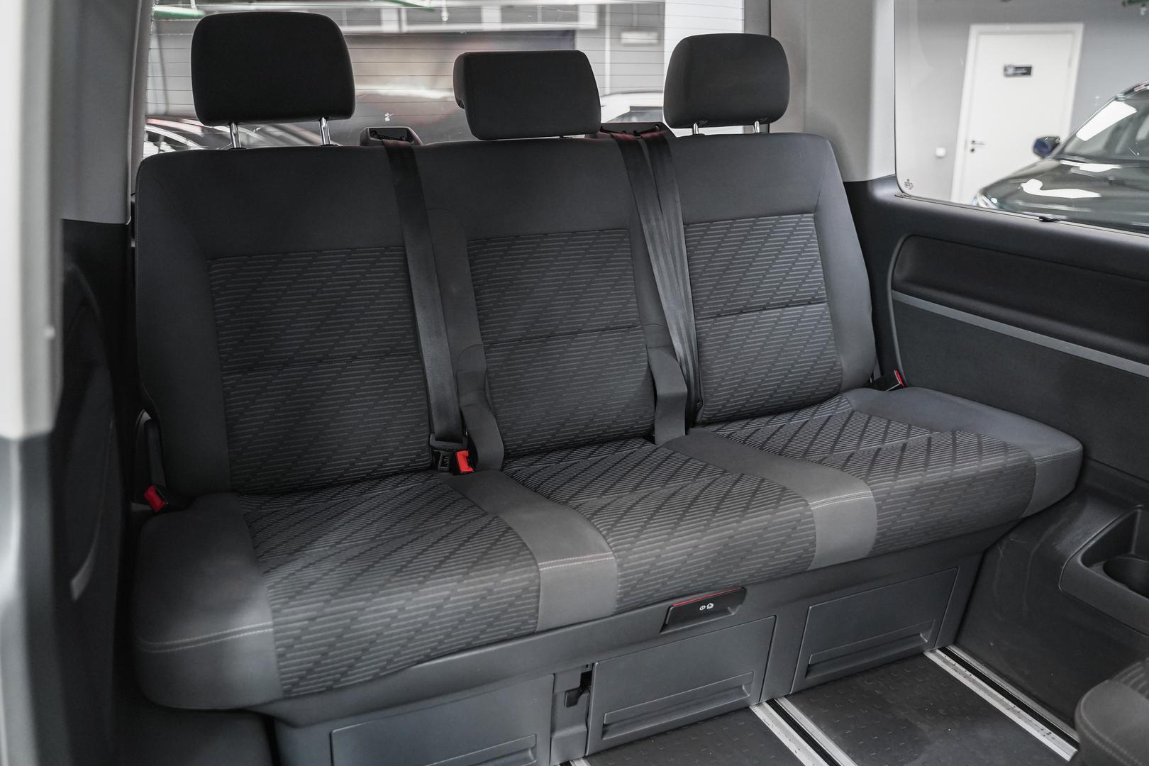 Volkswagen Multivan 2011, белый, ДЦ Орехово