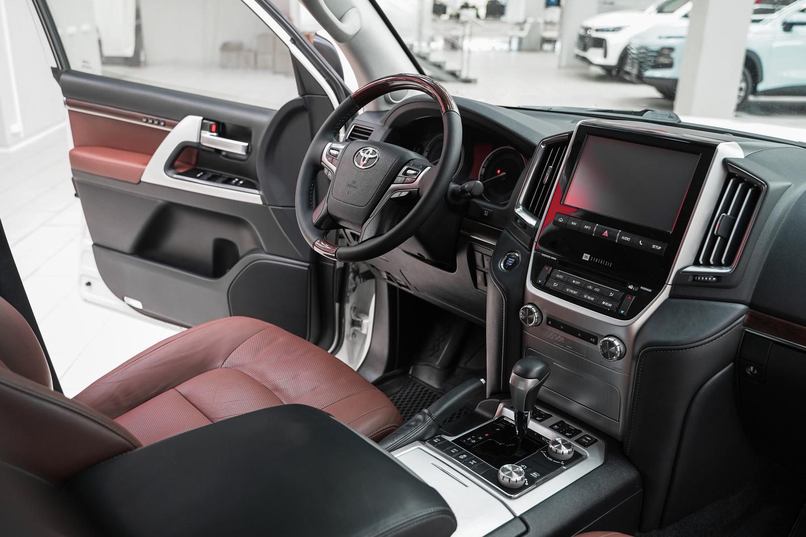 Toyota Land Cruiser 2016, белый, ДЦ Орехово