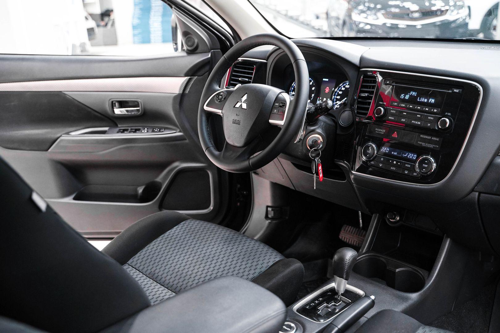 Mitsubishi Outlander 2014, черный, ДЦ Орехово