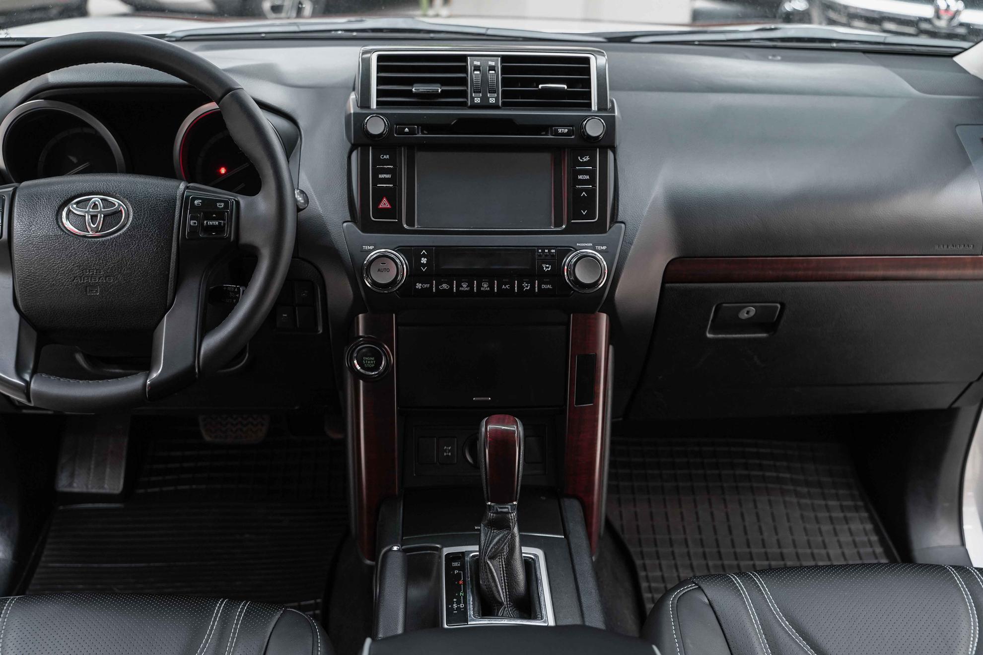 Toyota Land Cruiser Prado 2015, серебряный, ДЦ Орехово