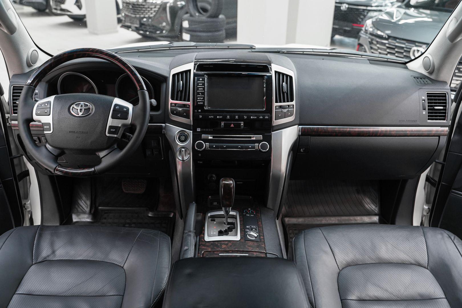 Toyota Land Cruiser 2012, белый, ДЦ Орехово
