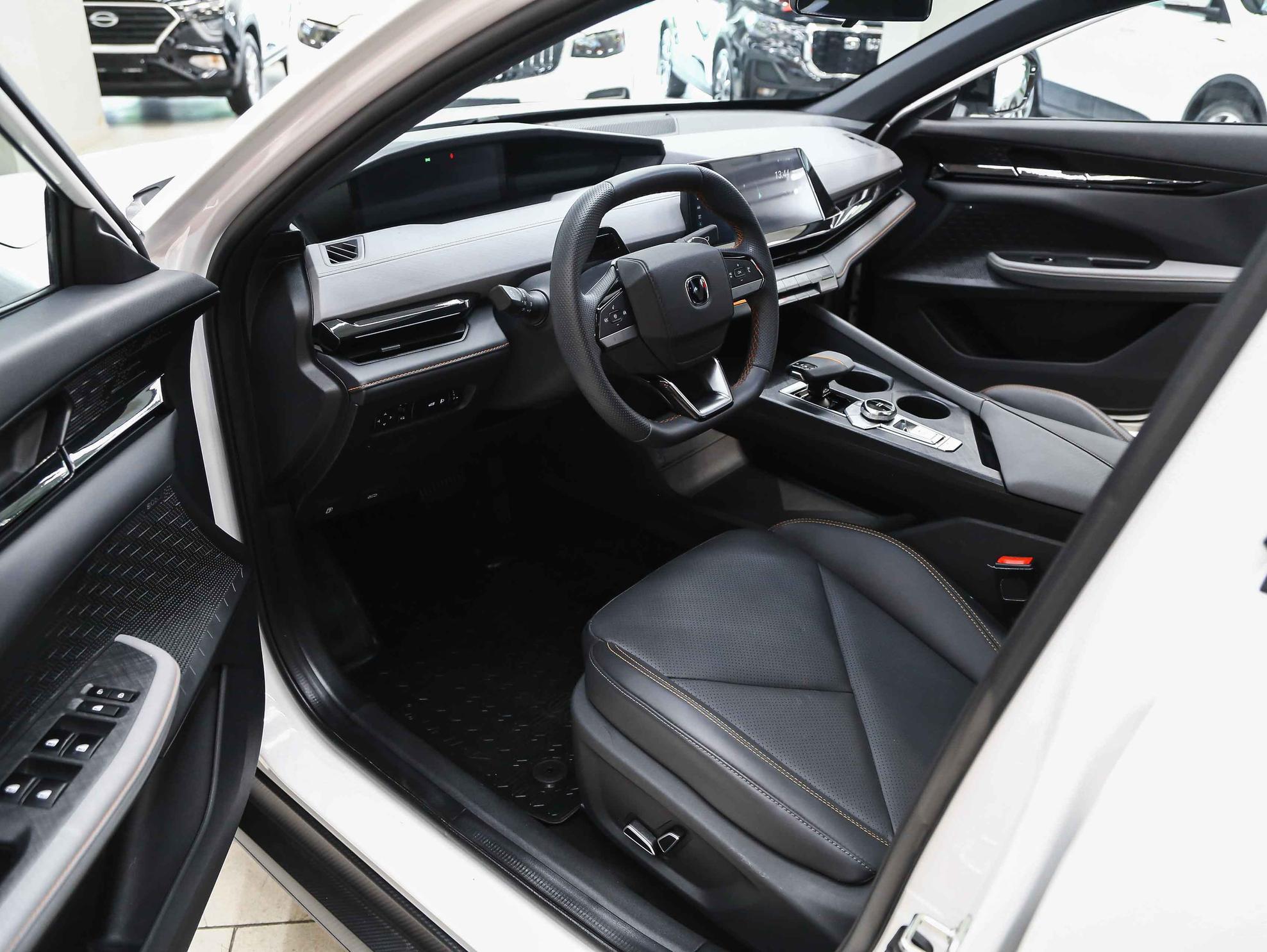 Changan UNI-V 2023, белый, ДЦ Орехово