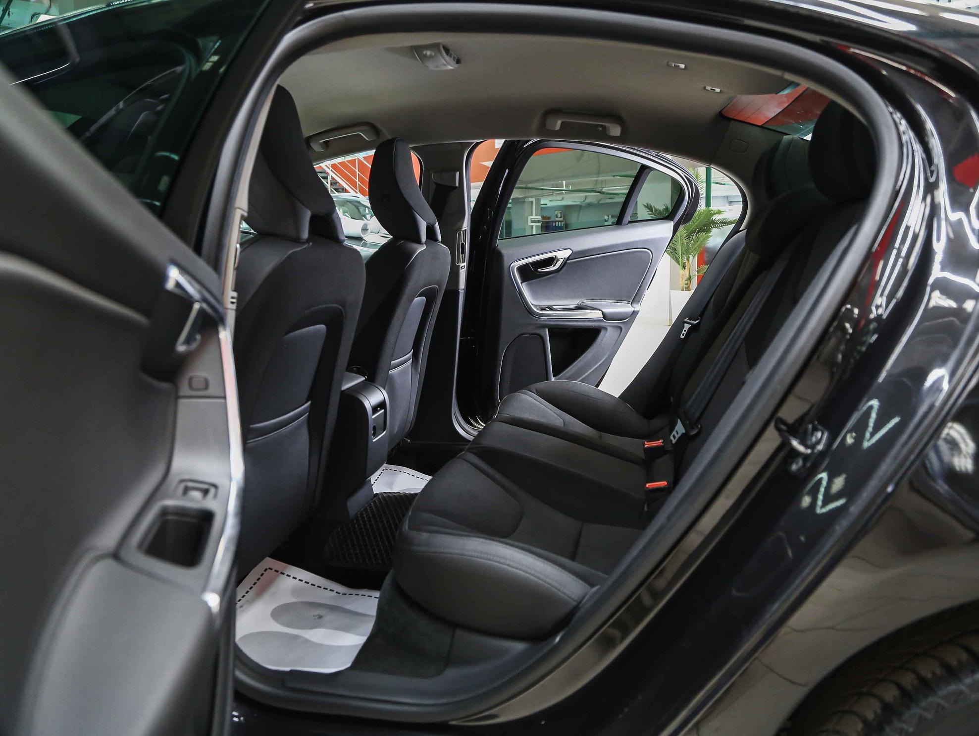 Volvo S60 2010, черный, ДЦ Орехово