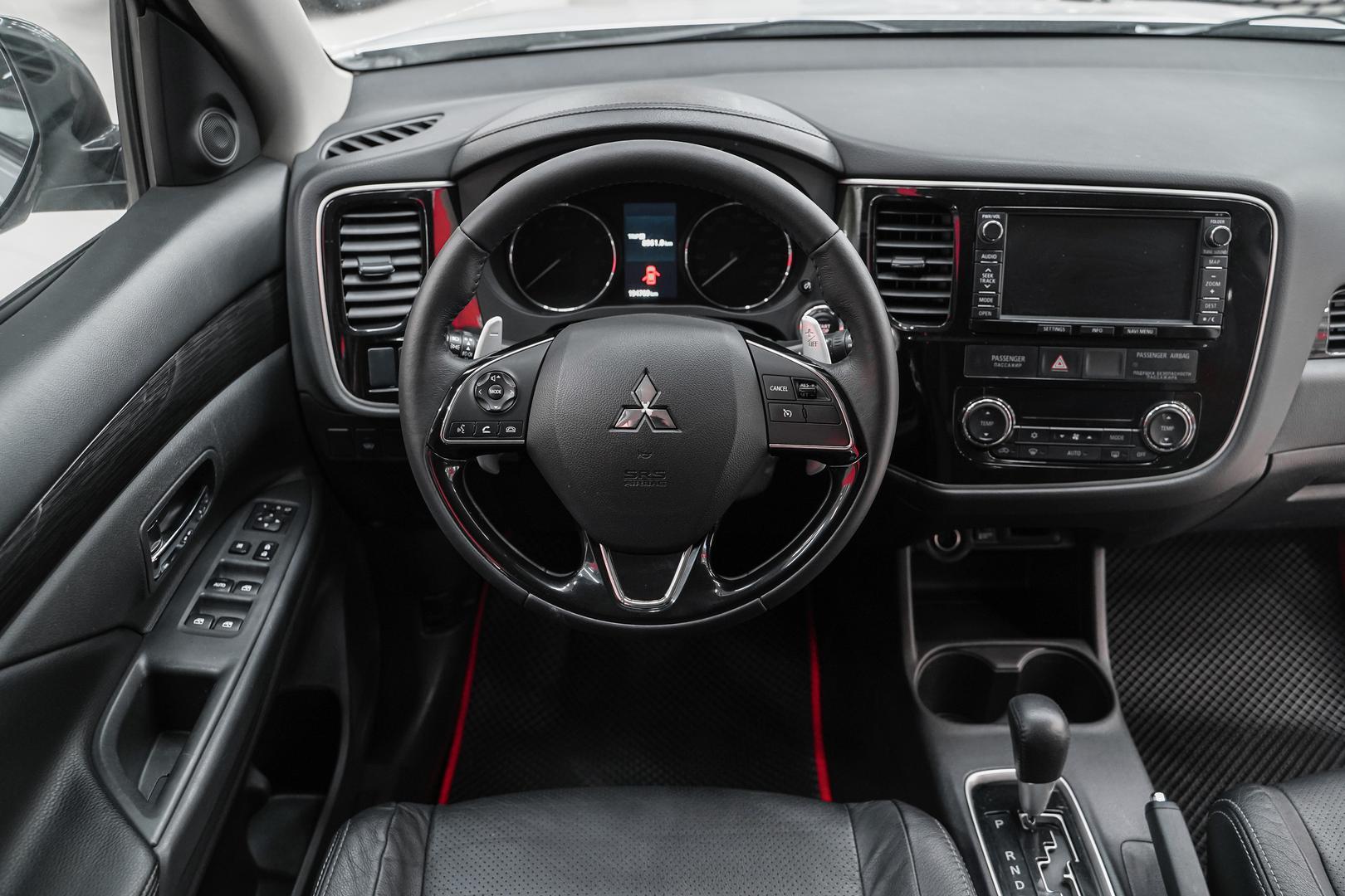 Mitsubishi Outlander 2015, серебряный, ДЦ Орехово