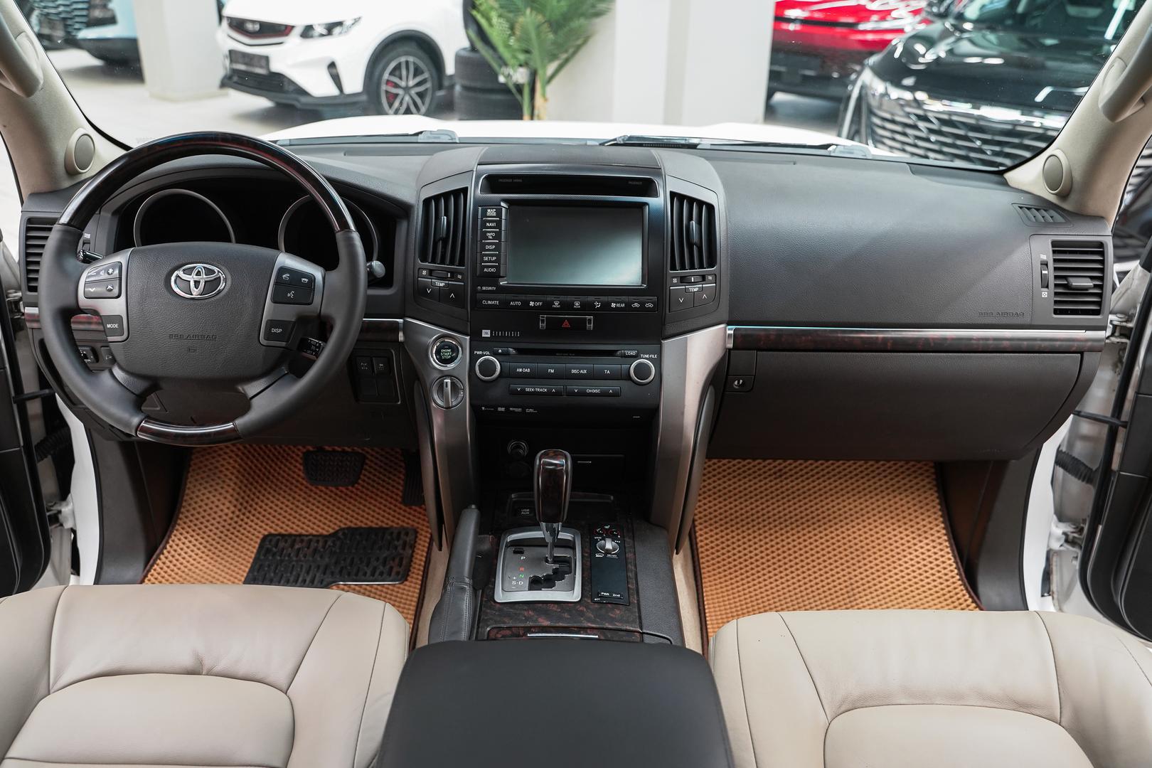 Toyota Land Cruiser 2011, белый, ДЦ Орехово