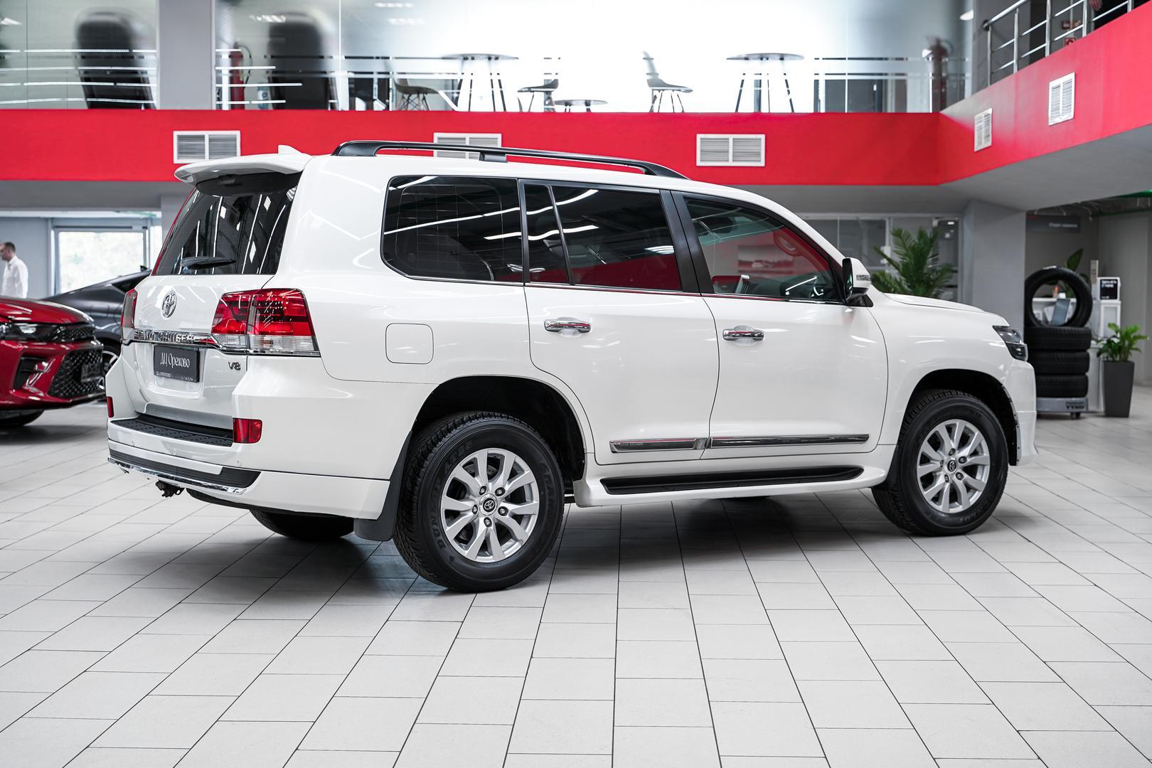 Toyota Land Cruiser 2016, белый, ДЦ Орехово