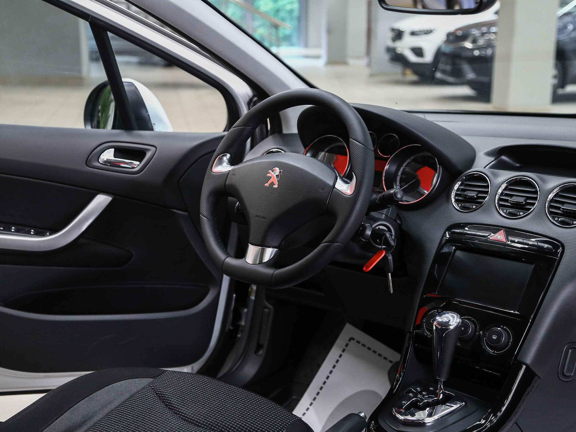 Peugeot 408 2017, серебряный, ДЦ Орехово