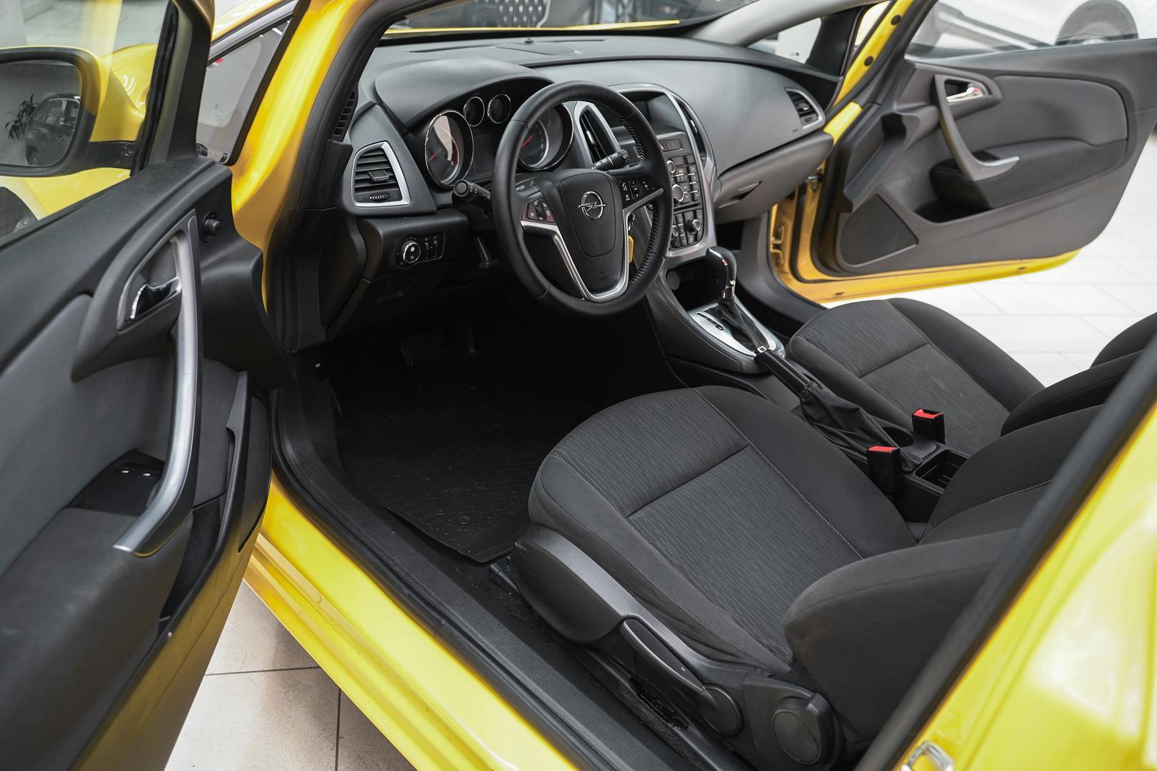 Opel Astra 2014, желтый, ДЦ Орехово