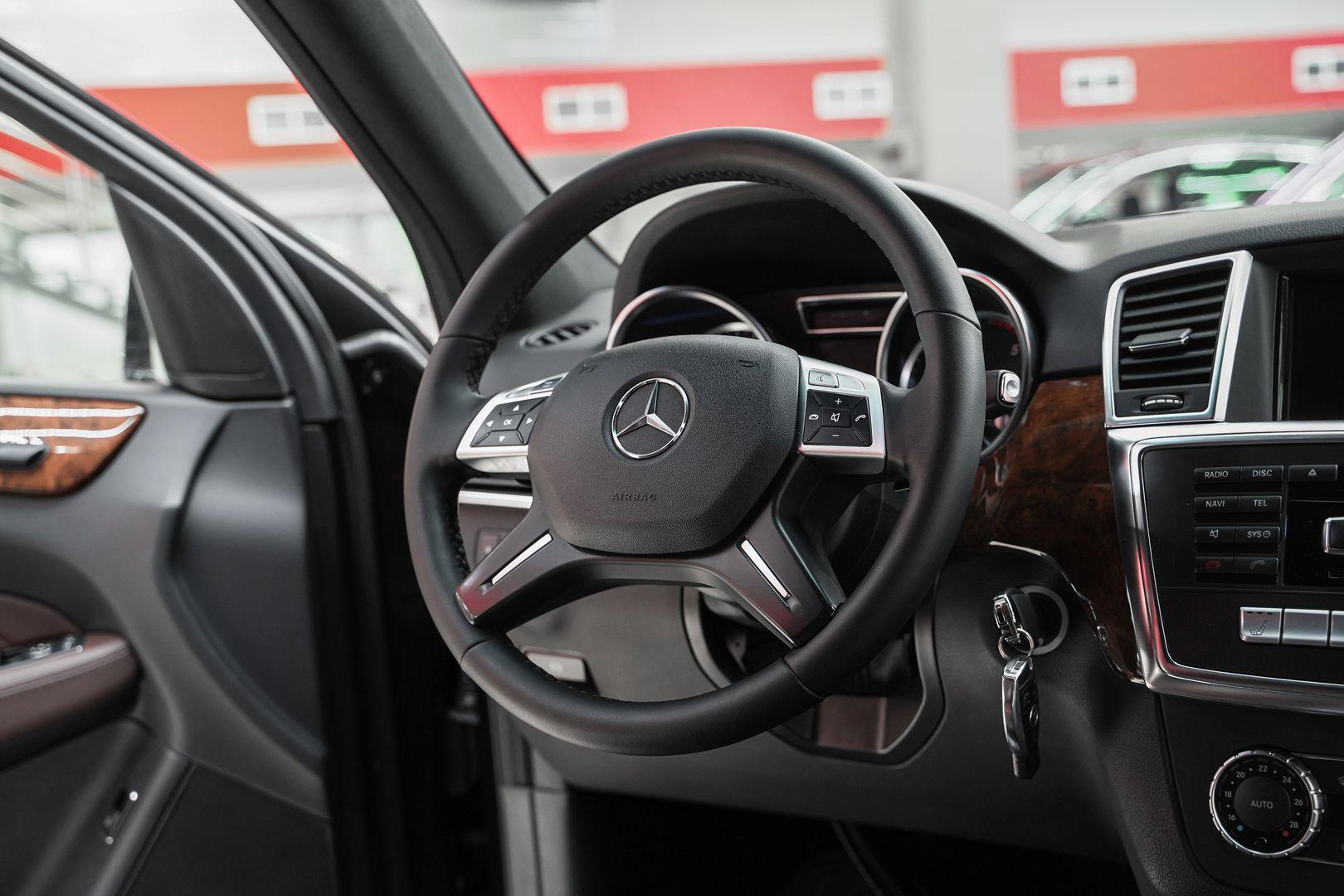 Mercedes-Benz M-Класс 2012, черный, ДЦ Орехово