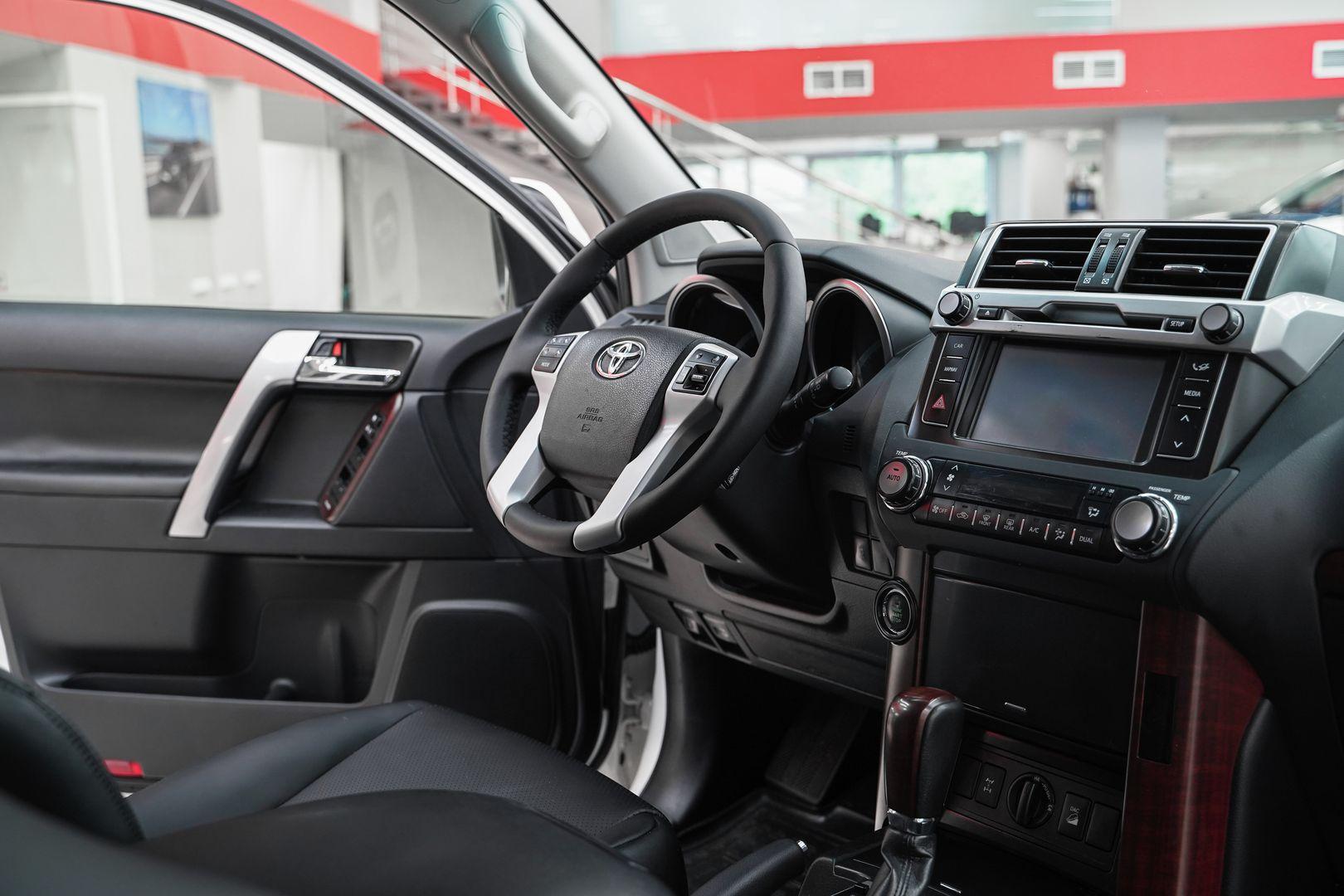Toyota Land Cruiser Prado 2015, белый, ДЦ Орехово